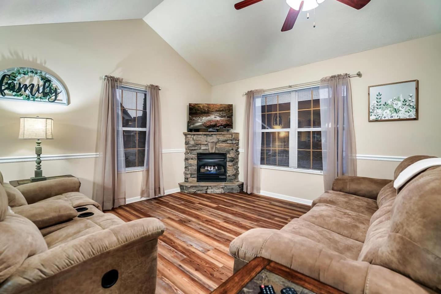 1 Mile To Pkwy, Pets, Hot Tub, Creekside, Porch Villa Pigeon Forge Kültér fotó
